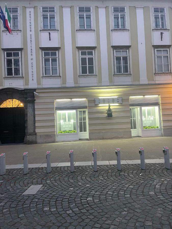 Hostel Hospitality House - H H H Ljubljana Luaran gambar
